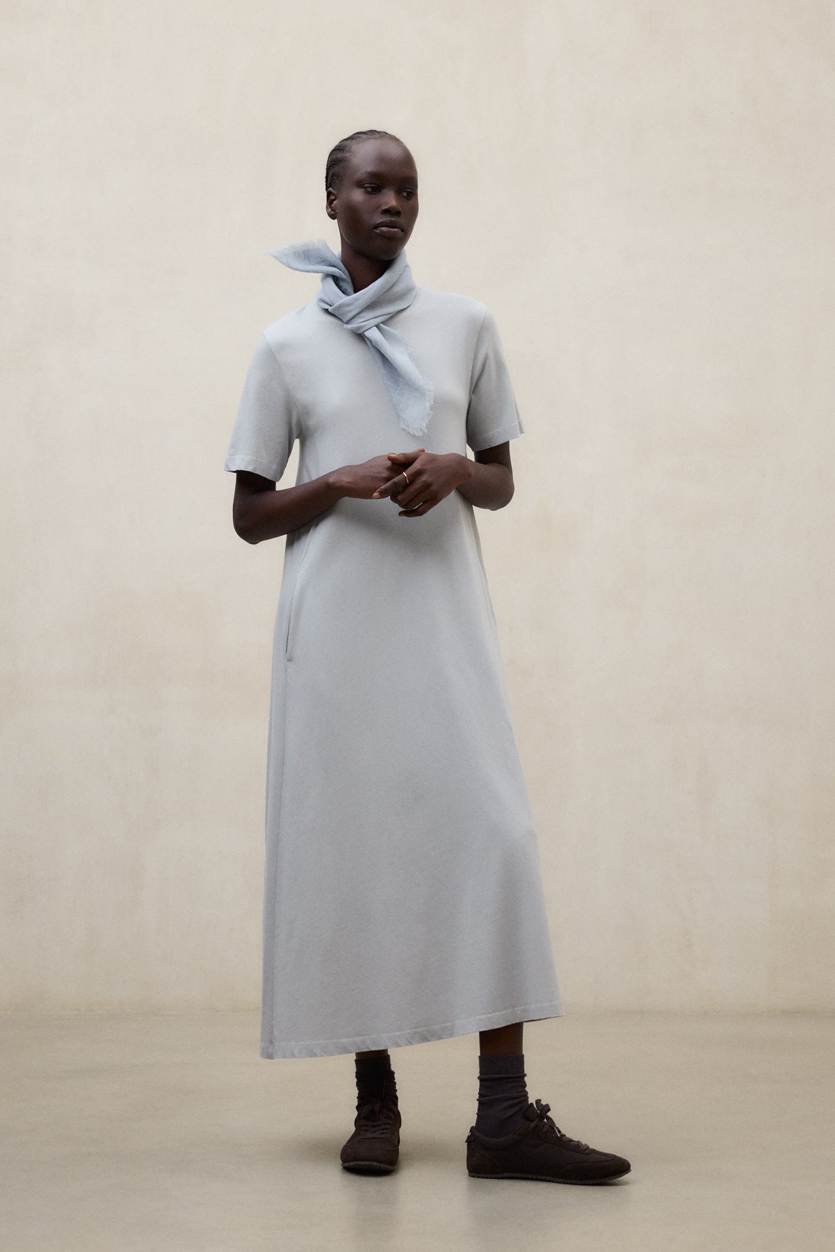 vestido-elettra-de-ecoalf-algod-n-org-nico-fit-relajado-gris image 4
