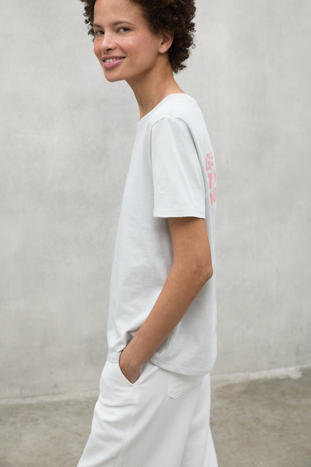 camiseta-ecoalf-re-generation-gris-y-rosa-para-mujer-100-algod-n-regenerativo-co image 4