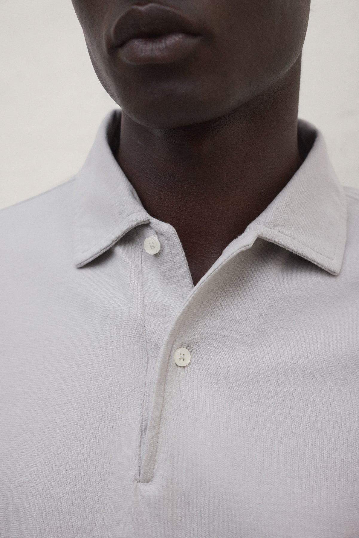 polo-patrick-gris-claro-ecoalf-de-50-algod-n-reciclado-cuello-italiano-y-tapeta- image 4
