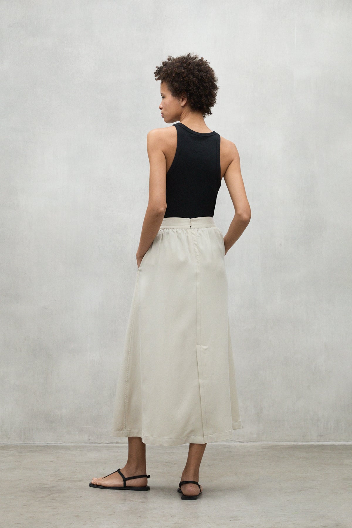 falda-yoko-beige-ecoalf-tencel-lyocell-silueta-en-a image 2
