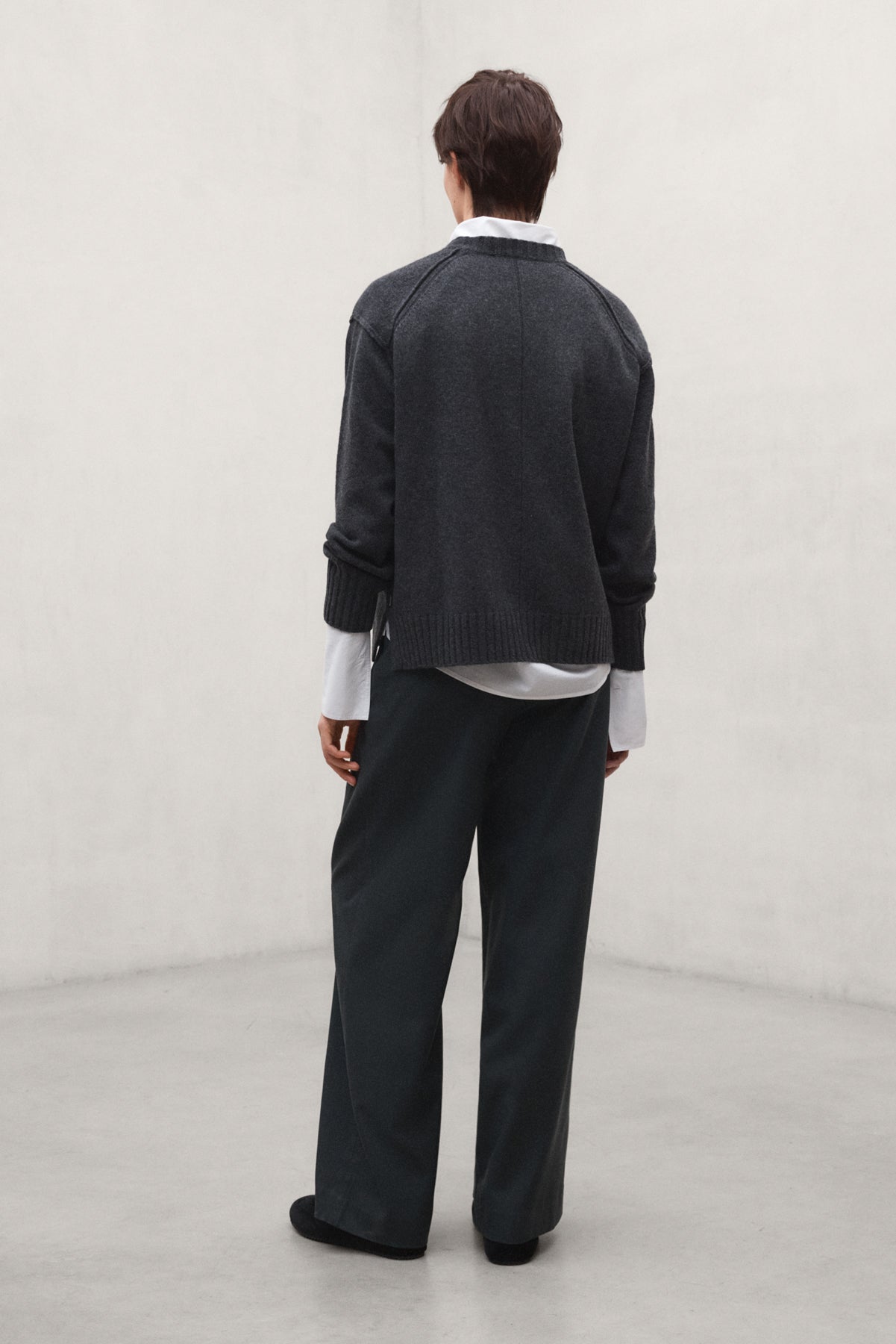 pantal-n-ecoalf-miel-de-mujer-en-gris-oscuro-52-tencel-lyocell-tiro-alto-y-fit-r image 2
