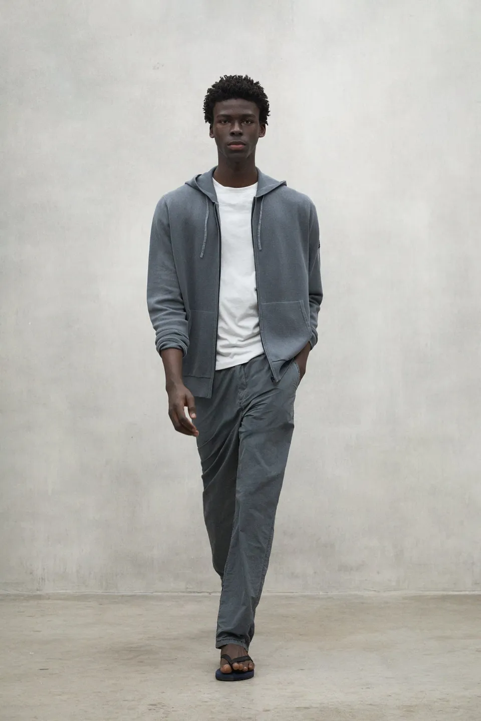jersey-ecoalf-olivo-gris-de-algod-n-org-nico-y-lino-con-capucha-para-hombre image 1