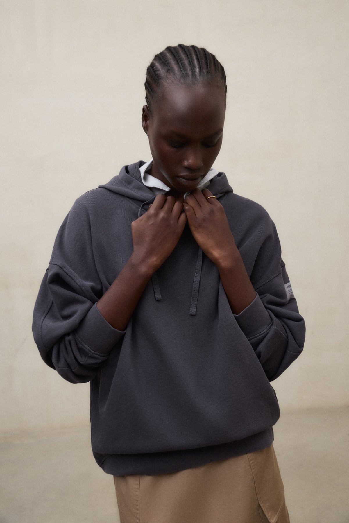 ecoalf-sudadera-bianca-gris-oscuro-de-mujer-algod-n-reciclado-con-capucha image 4