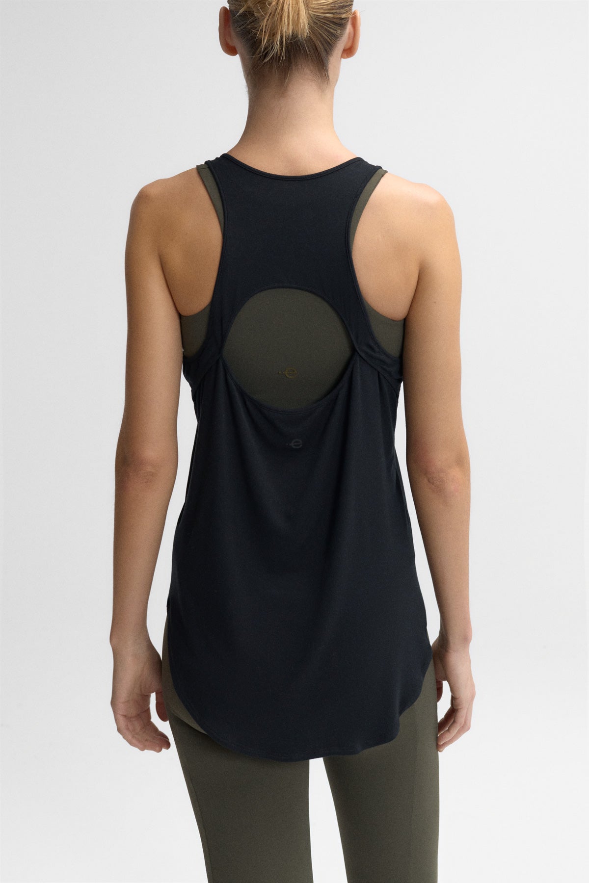 camiseta-ecoalf-culik-de-mujer-en-color-negro-micromodal-y-elastano-transpirable image 4