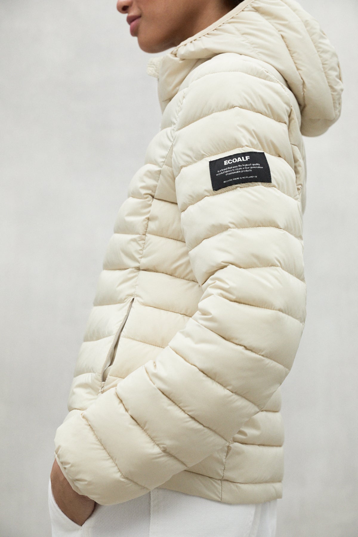 chaqueta-ecoalf-atlantic-beige-poliamida-100-reciclada-cortavientos-ultraligera- image 4