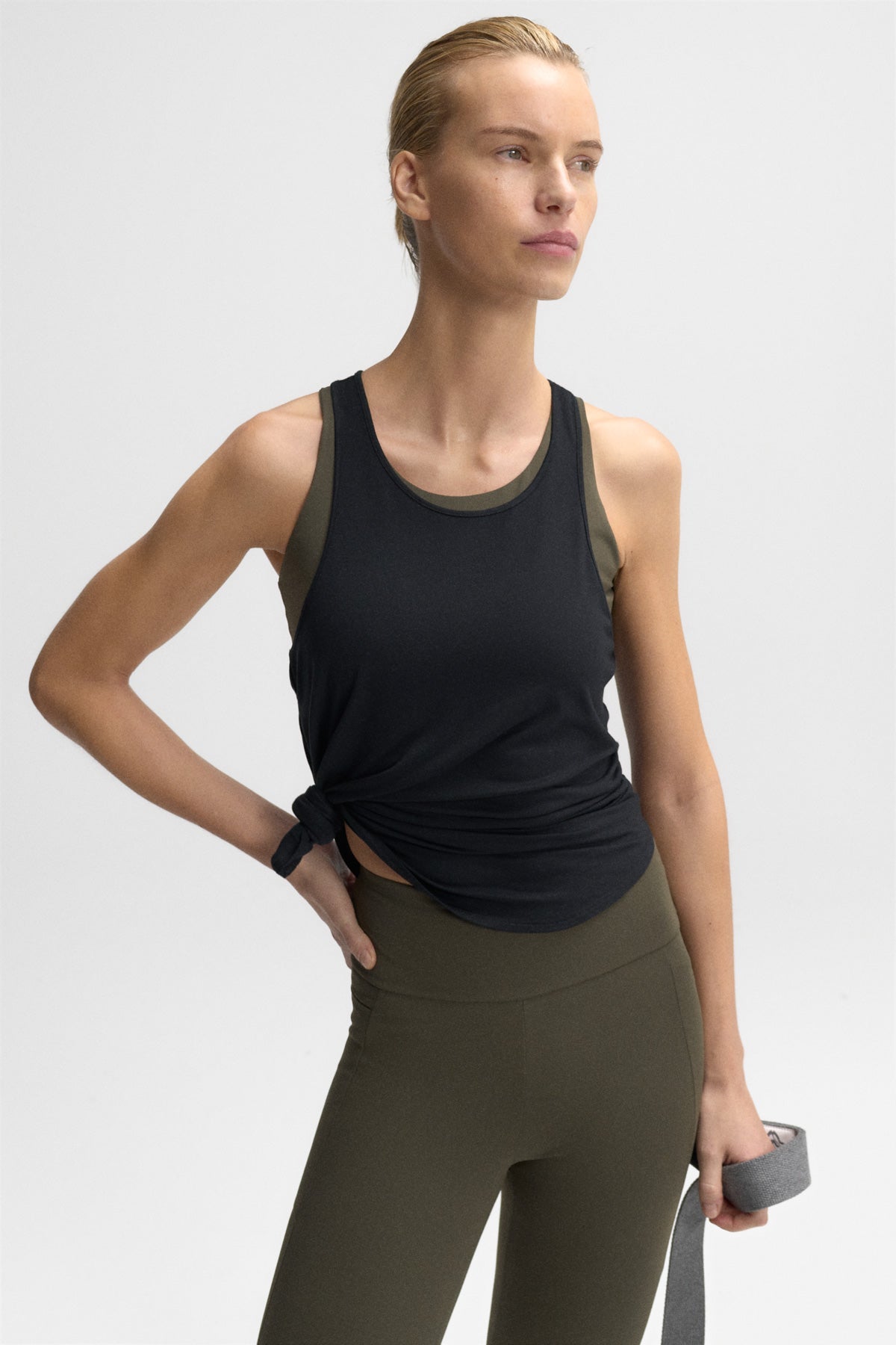 camiseta-ecoalf-culik-de-mujer-en-color-negro-micromodal-y-elastano-transpirable image 2