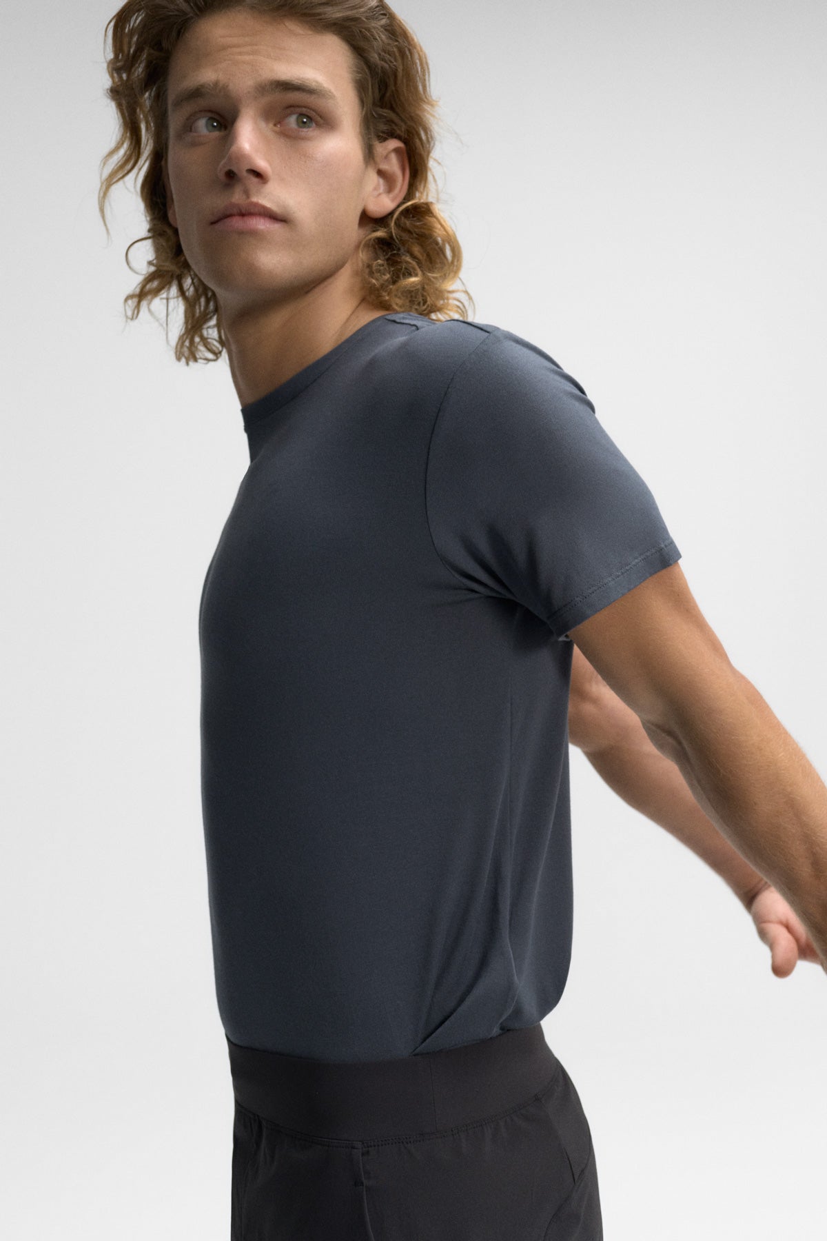 ecoalf-camiseta-amed-gris-de-hombre-micromodal-transpirable-y-ligera image 3