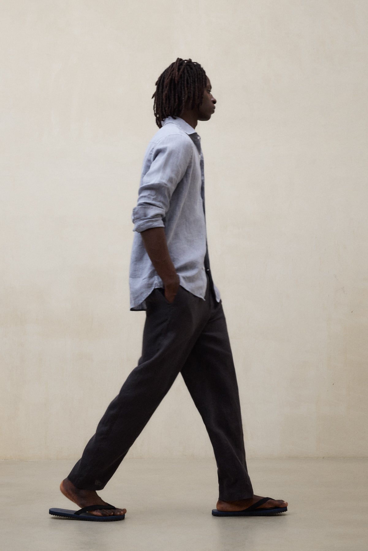 pantalones-de-lino-ethiwin-gris-oscuro-ecoalf-para-hombre image 2