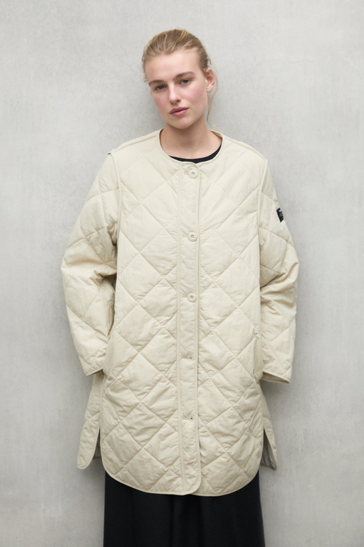 chaqueta-mayen-beige-de-mujer-ecoalf-100-poliamida-reciclada-fit-holgado-y-largo image 2