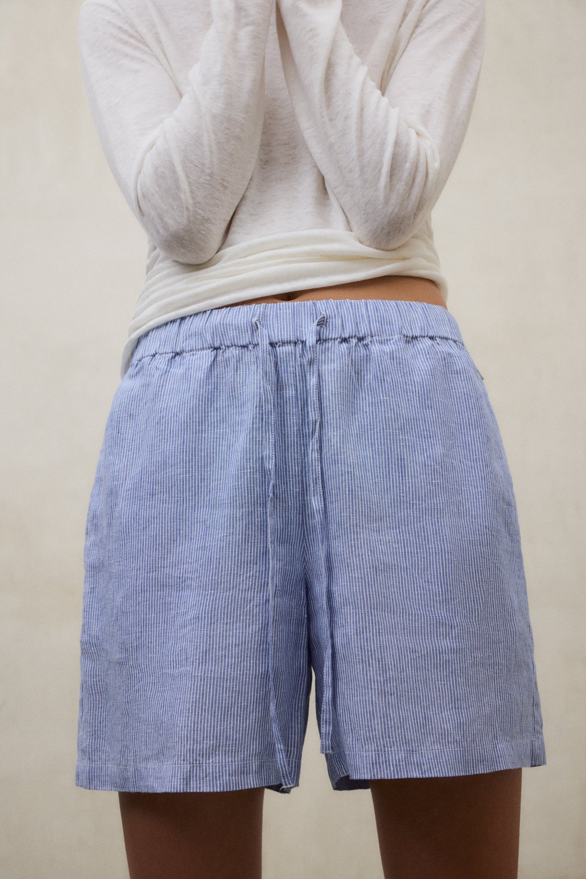 shorts-eras-a-rayas-azules-de-ecoalf-80-lino-cintura-el-stica-ajustable-y-bolsil image 3