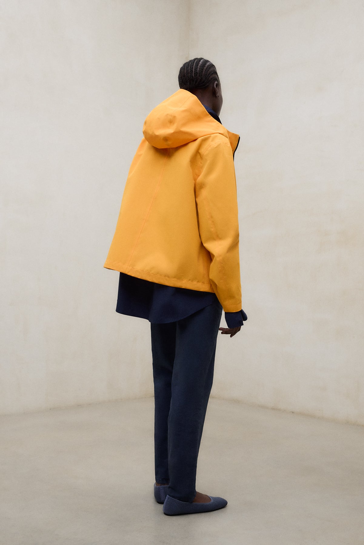 chaqueta-venis-de-ecoalf-para-mujer-naranja-impermeable-y-transpirable image 4