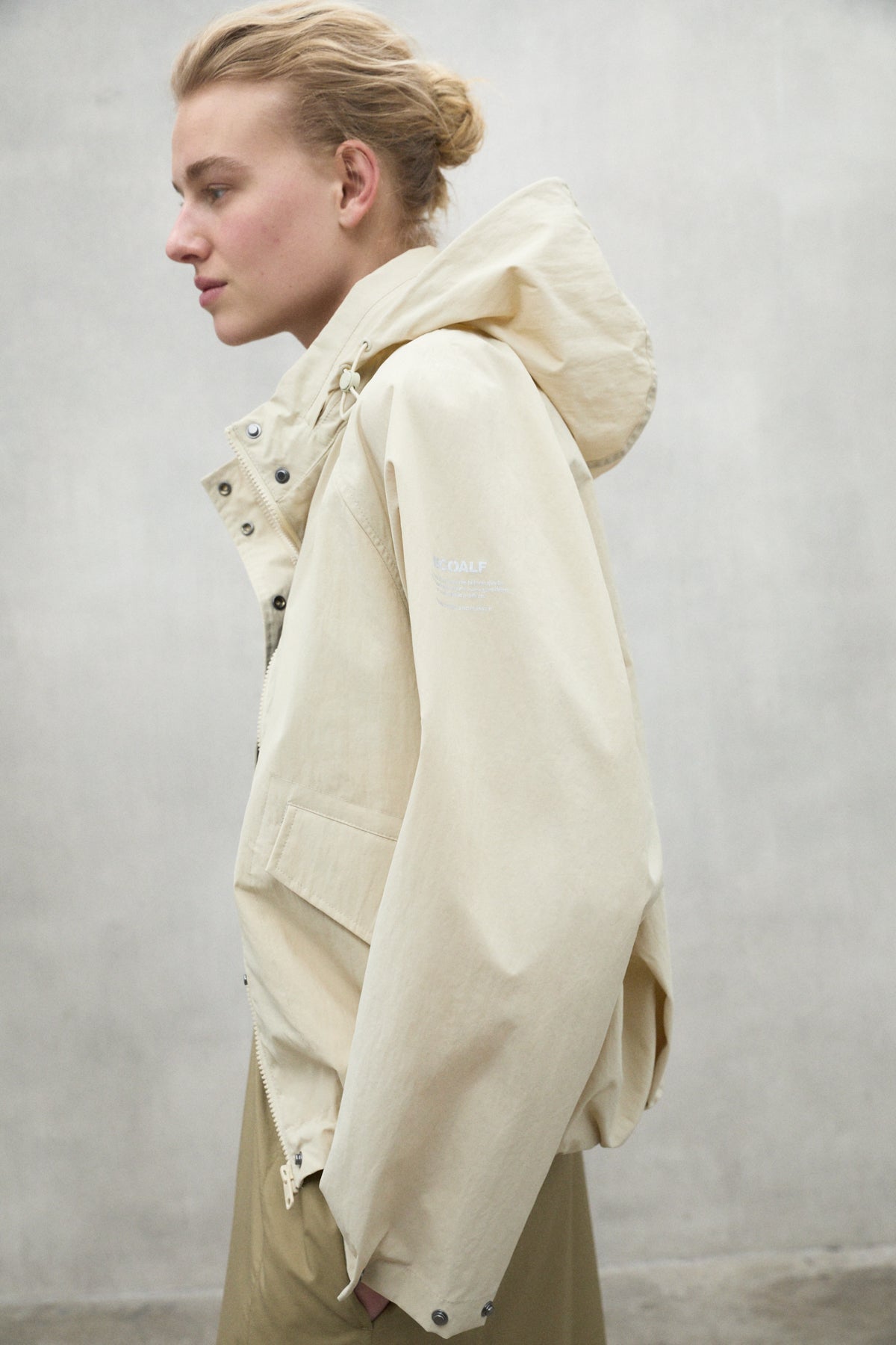 ecoalf-chaqueta-belumut-beige-poliamida-reciclada-impermeable image 4