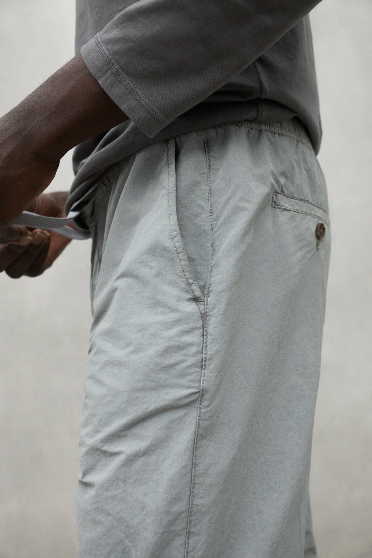pantal-n-ecoalf-ethic-nylon-gris-claro-de-hombre image 4