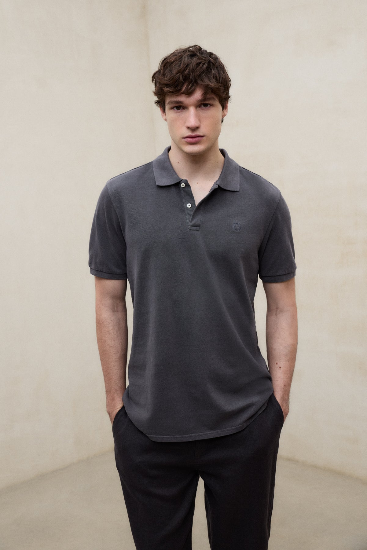 ecoalf-polo-tedan-gris-oscuro-de-punto-piqu-corte-regular-100-algod-n-reciclado- image 4