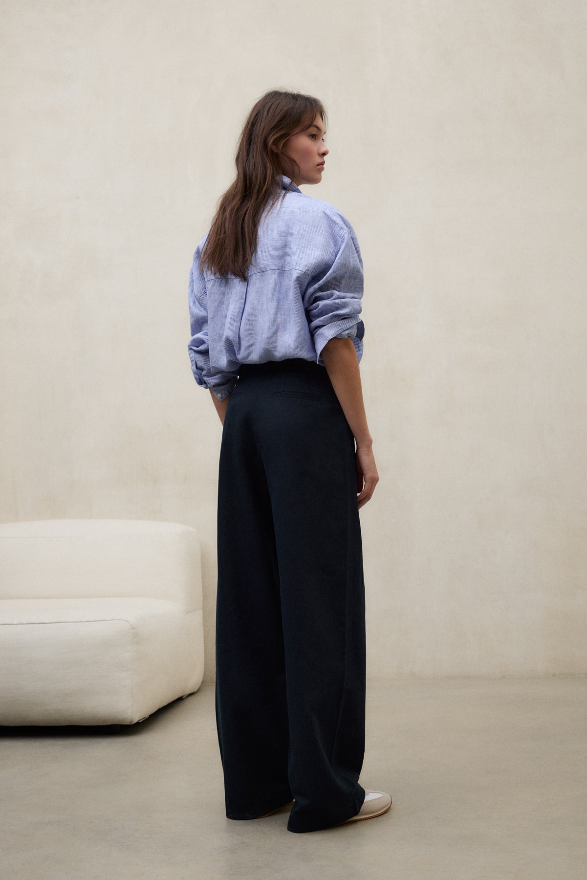 ecoalf-pantalones-de-lino-miel-azul-marino-de-mujer-tiro-alto-pliegues-y-61-algo image 2