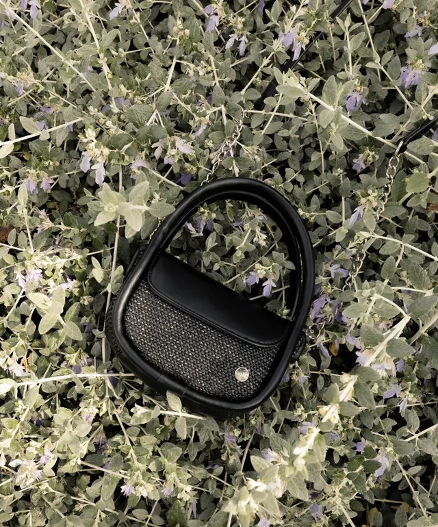 kbas-coctail-celina-bolso-de-mano-pu-y-rafia-negro image 1