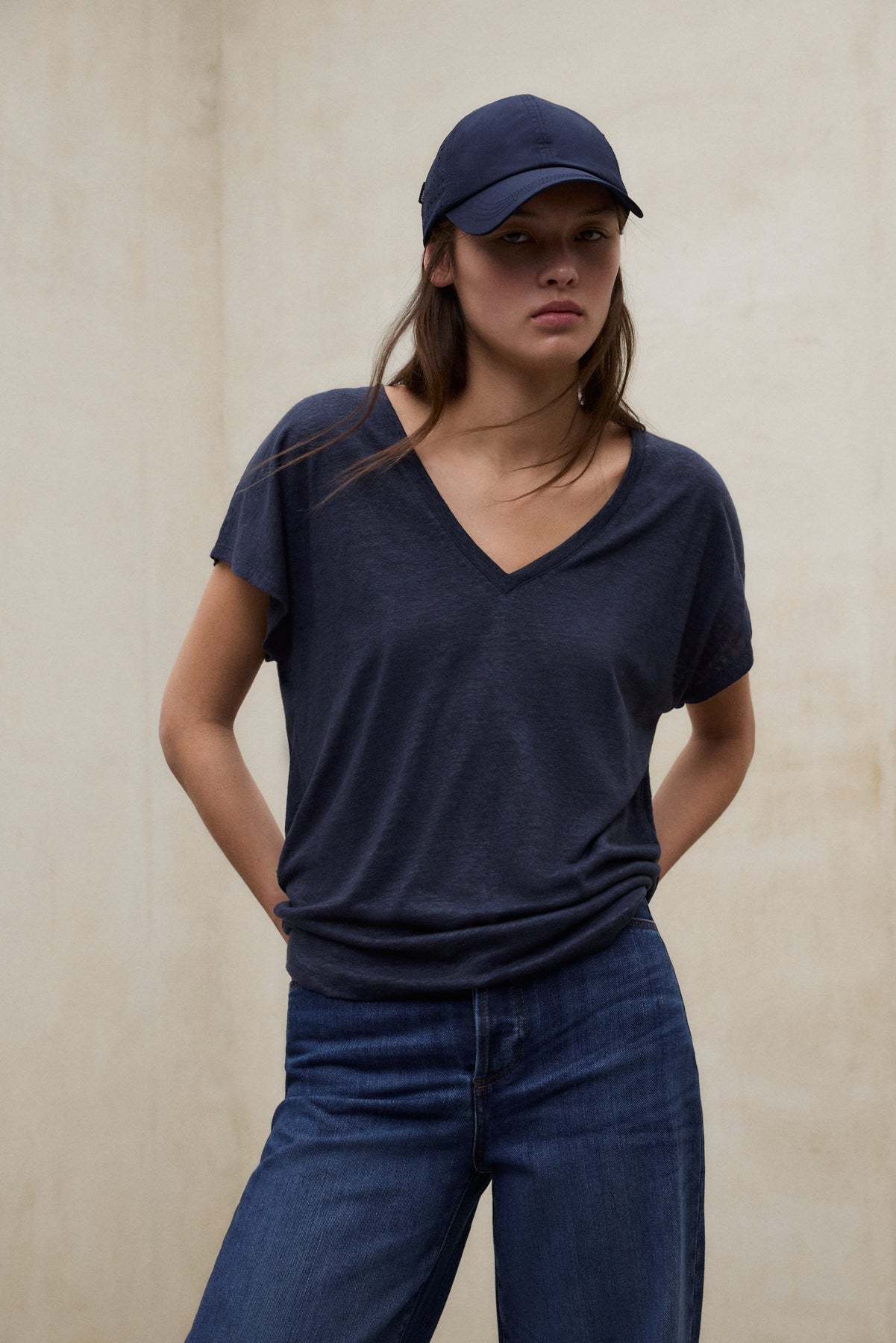 camiseta-arendal-de-ecoalf-para-mujer-100-lino-azul-fit-relajado-escote-en-v image 2