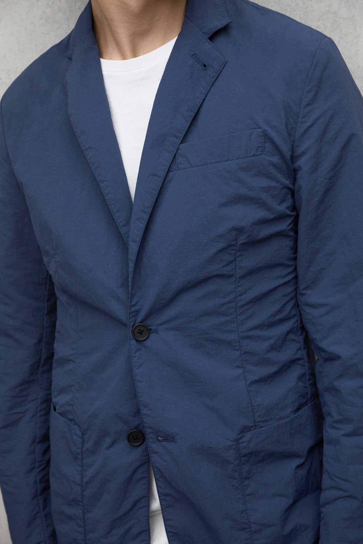 chaqueta-aneto-azul-marino-de-hombre-ecoalf-100-poliamida-reciclada-repelente-al image 4