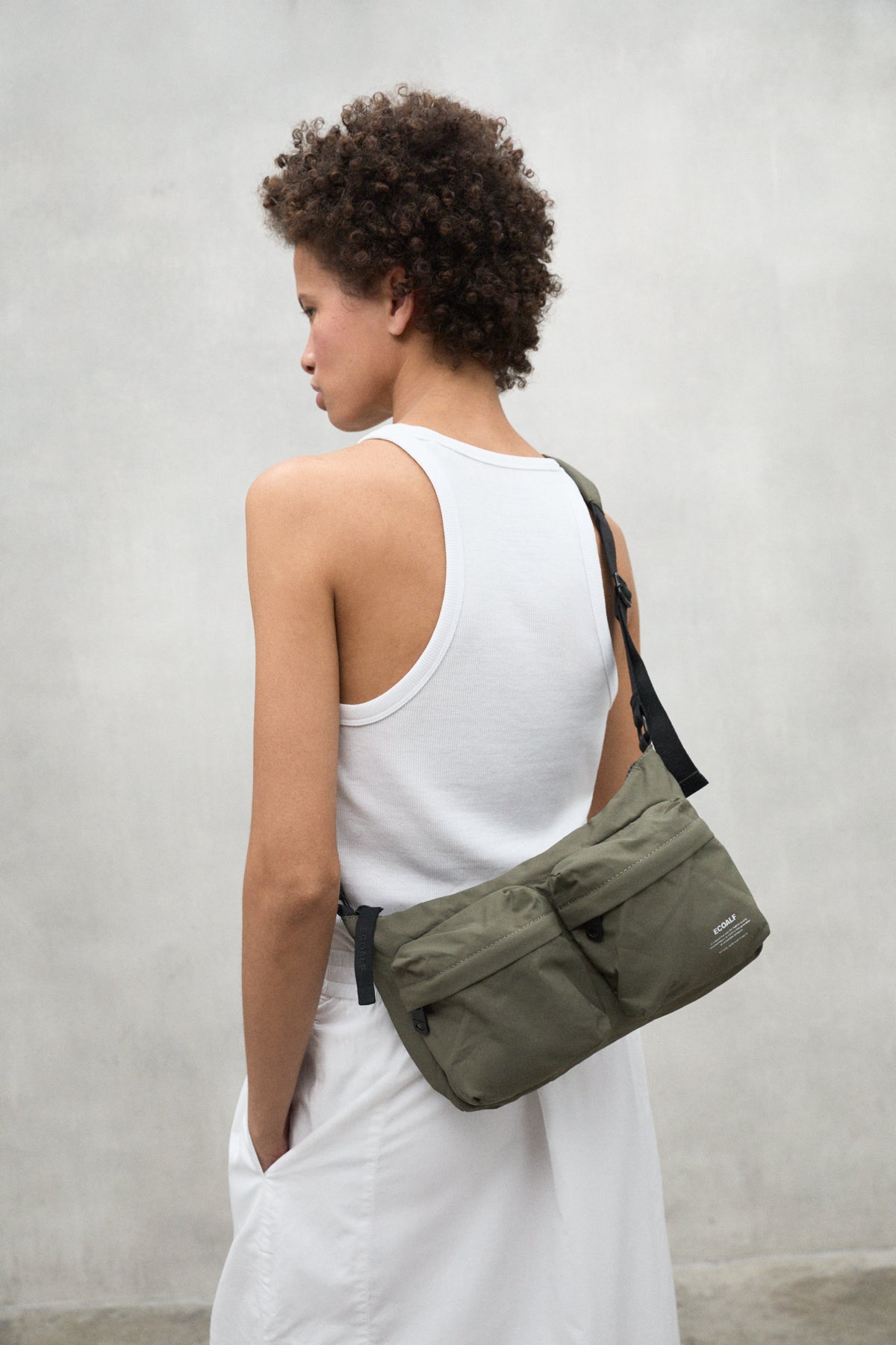 bolso-bandolera-ecoalf-dani-khaki-poliamida-reciclada-ligero-y-acolchado image 2