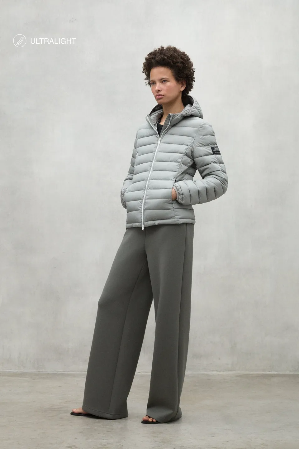 chaqueta-atlantic-gris-claro-de-mujer-ecoalf-poliamida-reciclada-ultraligera image 1