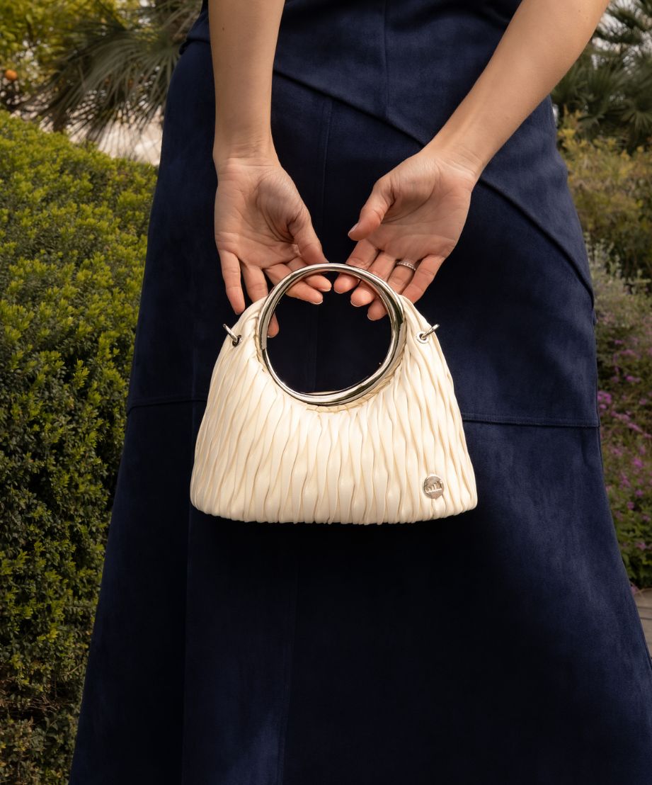 kbas-coctail-fara-bolso-de-mano-de-pu-color-butter-plisado-y-acabado-brillante image 1