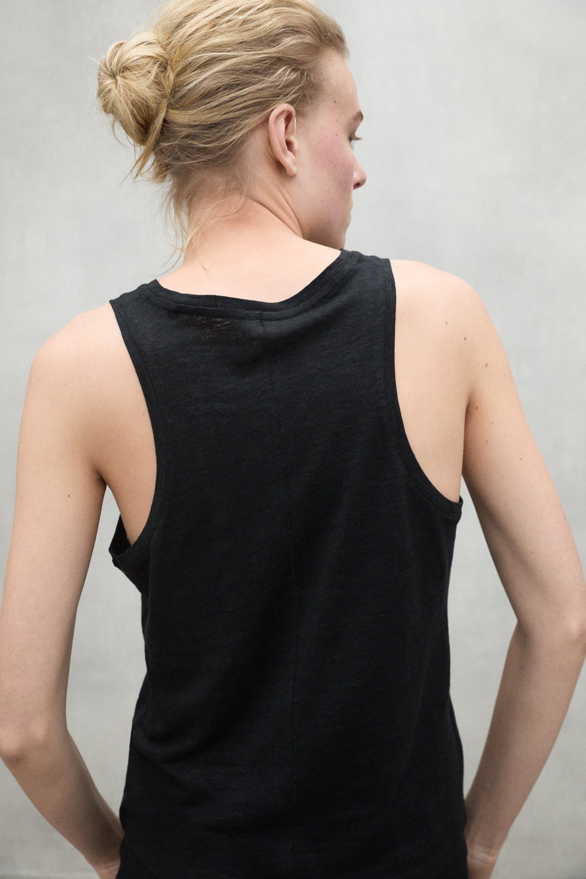 camiseta-ecoalf-halden-negra-de-mujer-100-lino-sin-mangas-fit-regular image 2