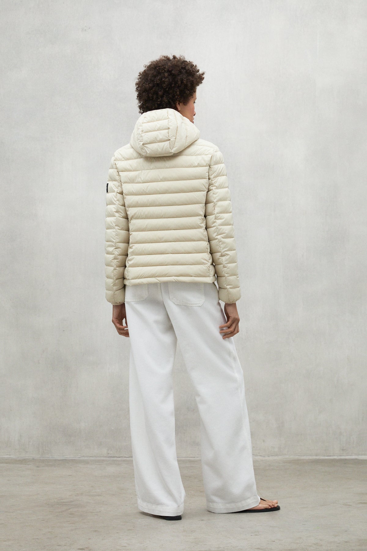 chaqueta-ecoalf-atlantic-beige-poliamida-100-reciclada-cortavientos-ultraligera- image 2