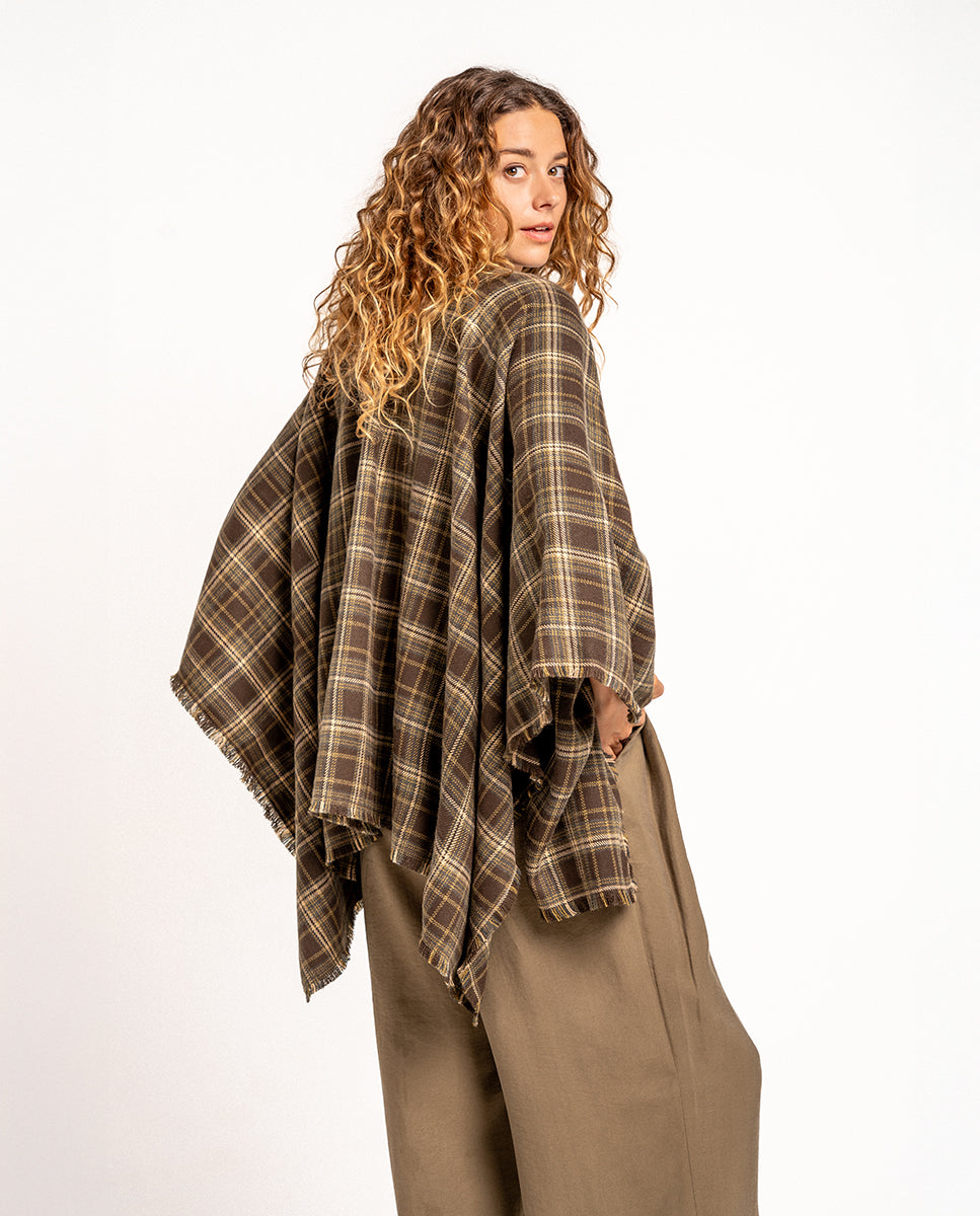 poncho-de-mujer-abbacino-a-cuadros-verde-con-flecos image 2