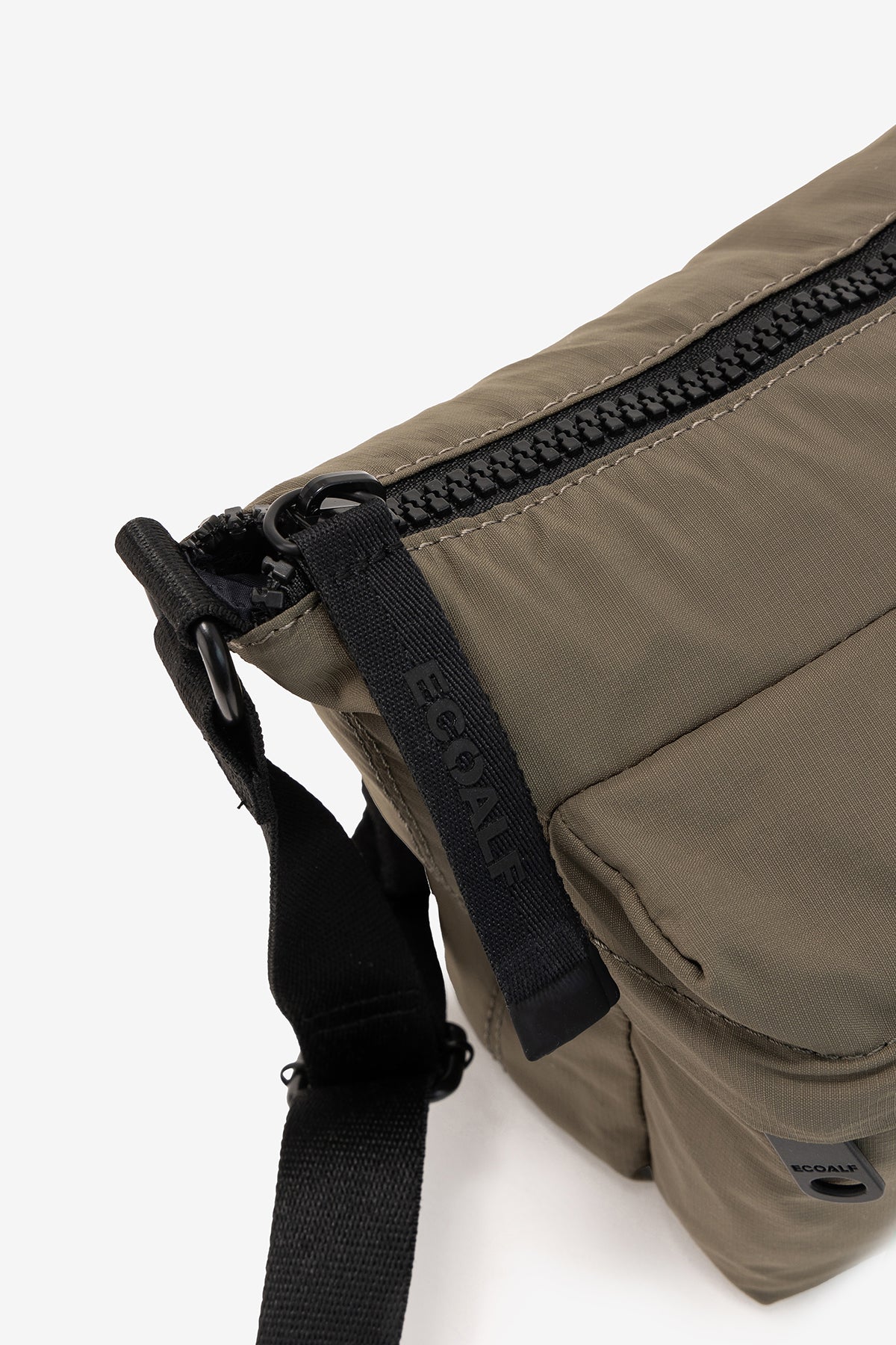 bolso-bandolera-ecoalf-dani-khaki-poliamida-reciclada-ligero-y-acolchado image 6
