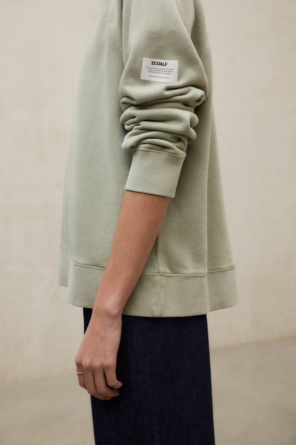 sudadera-violina-de-ecoalf-para-mujer-verde-algod-n-reciclado-fit-relajado-y-man image 4