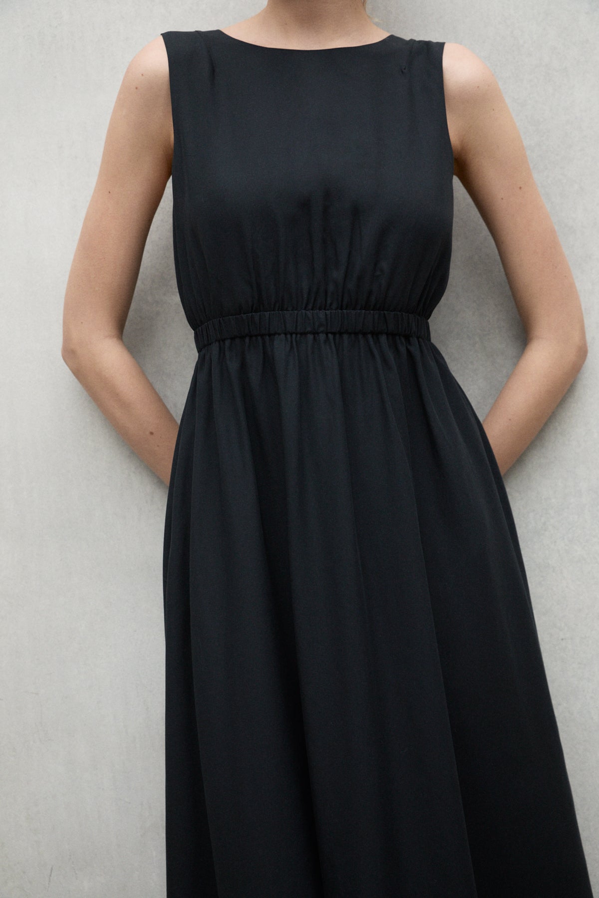 ecoalf-vestido-karl-negro-de-mujer-tencel-lyocell-con-espalda-abierta image 5