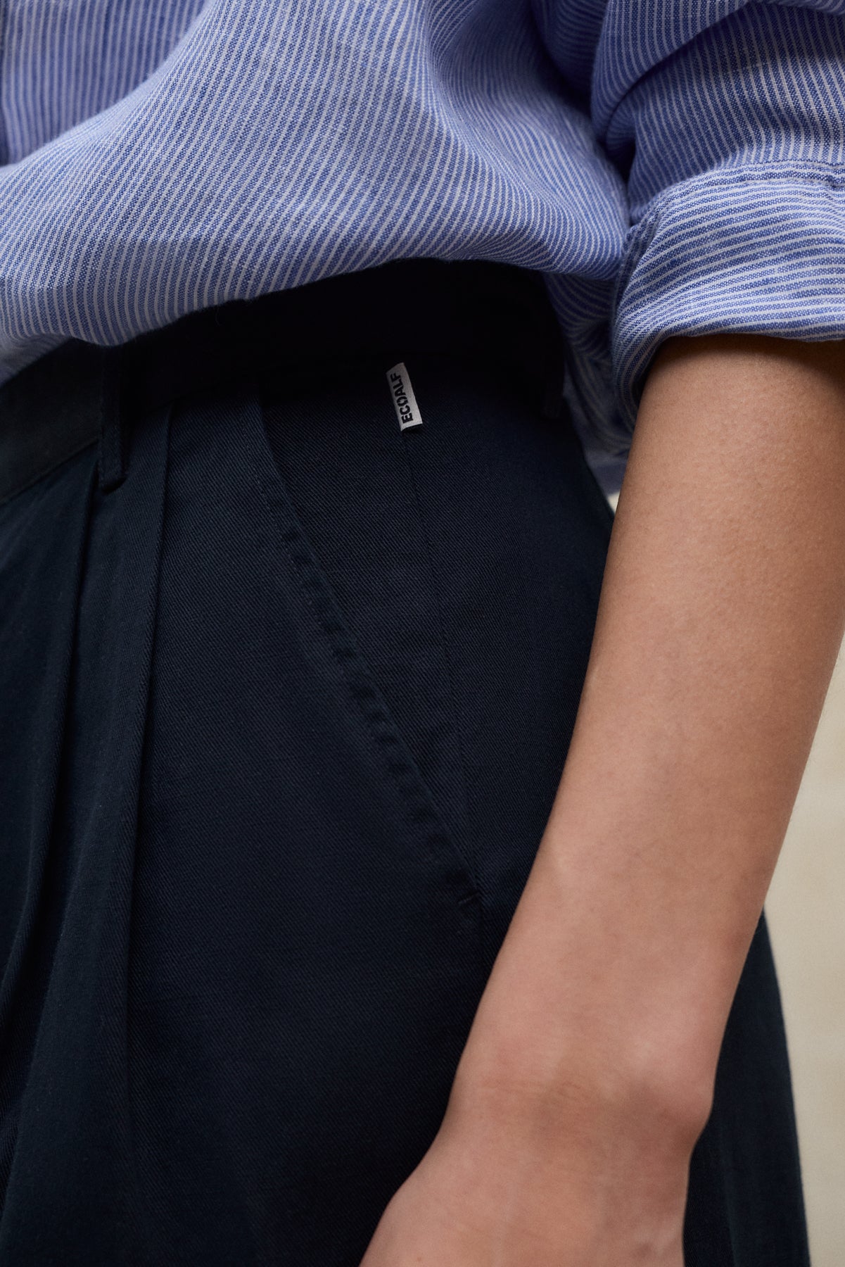 ecoalf-pantalones-de-lino-miel-azul-marino-de-mujer-tiro-alto-pliegues-y-61-algo image 4
