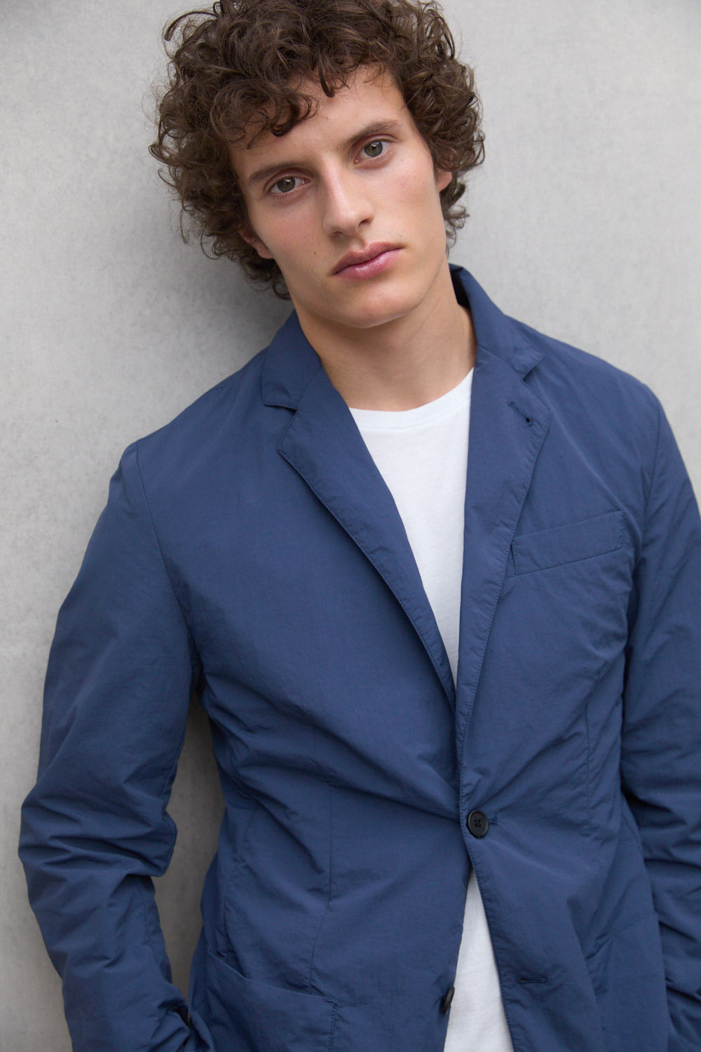 chaqueta-aneto-azul-marino-de-hombre-ecoalf-100-poliamida-reciclada-repelente-al image 2
