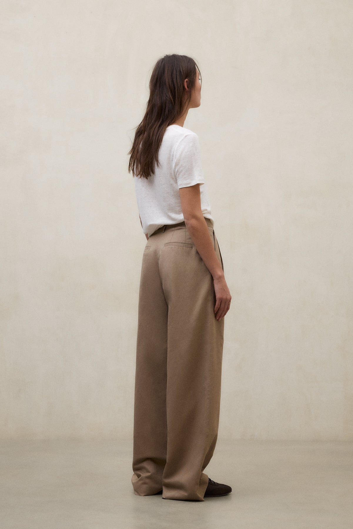 pantalones-de-lino-ecoalf-miel-beige-para-mujer-tiro-alto-pliegues-delanteros-61 image 3