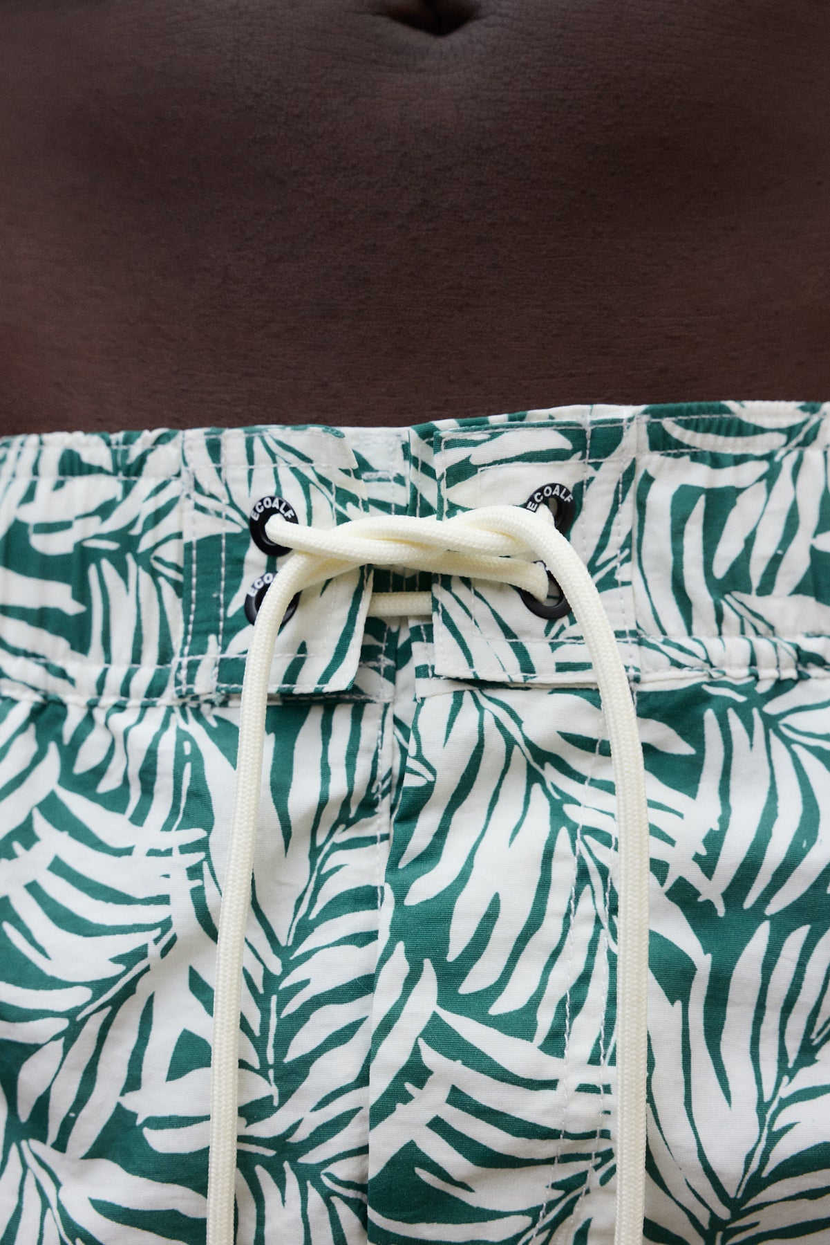 ba-ador-ecoalf-bique-verde-para-hombre-de-poliamida-reciclada-con-bolsillo-cargo image 3