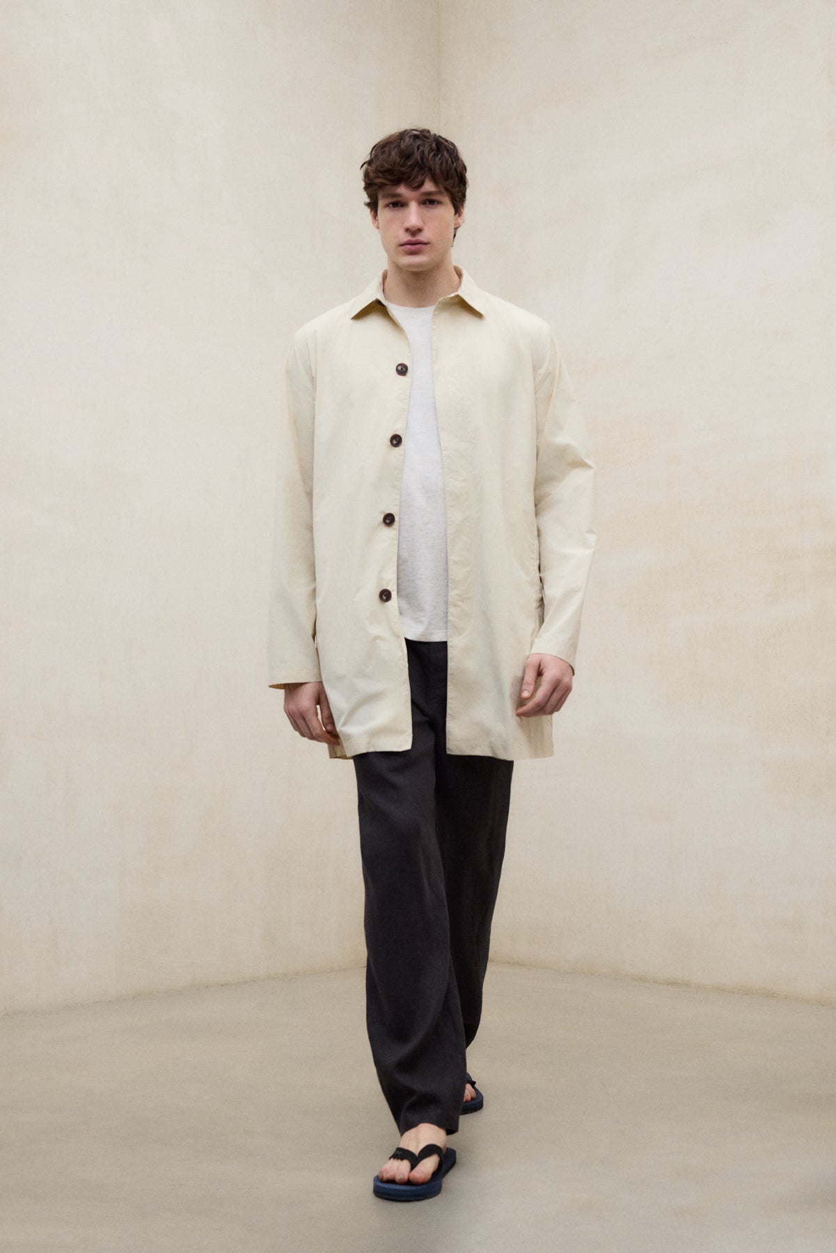 gabardina-ecoalf-vestal-packable-beige-para-hombre-poliamida-reciclada-repelente image 1