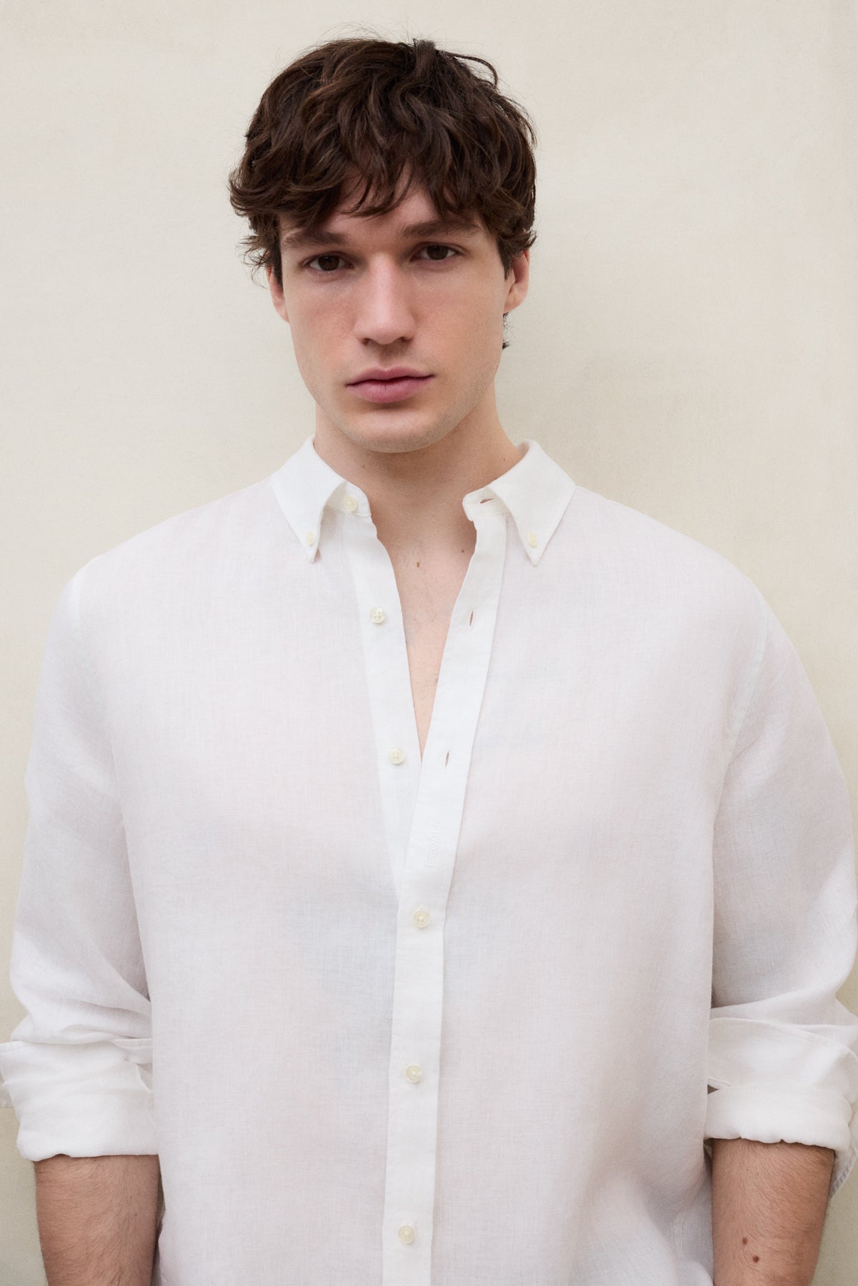 ecoalf-camisa-malibu-blanca-100-lino-fit-regular-manga-larga-te-ido-en-prenda-lo image 4