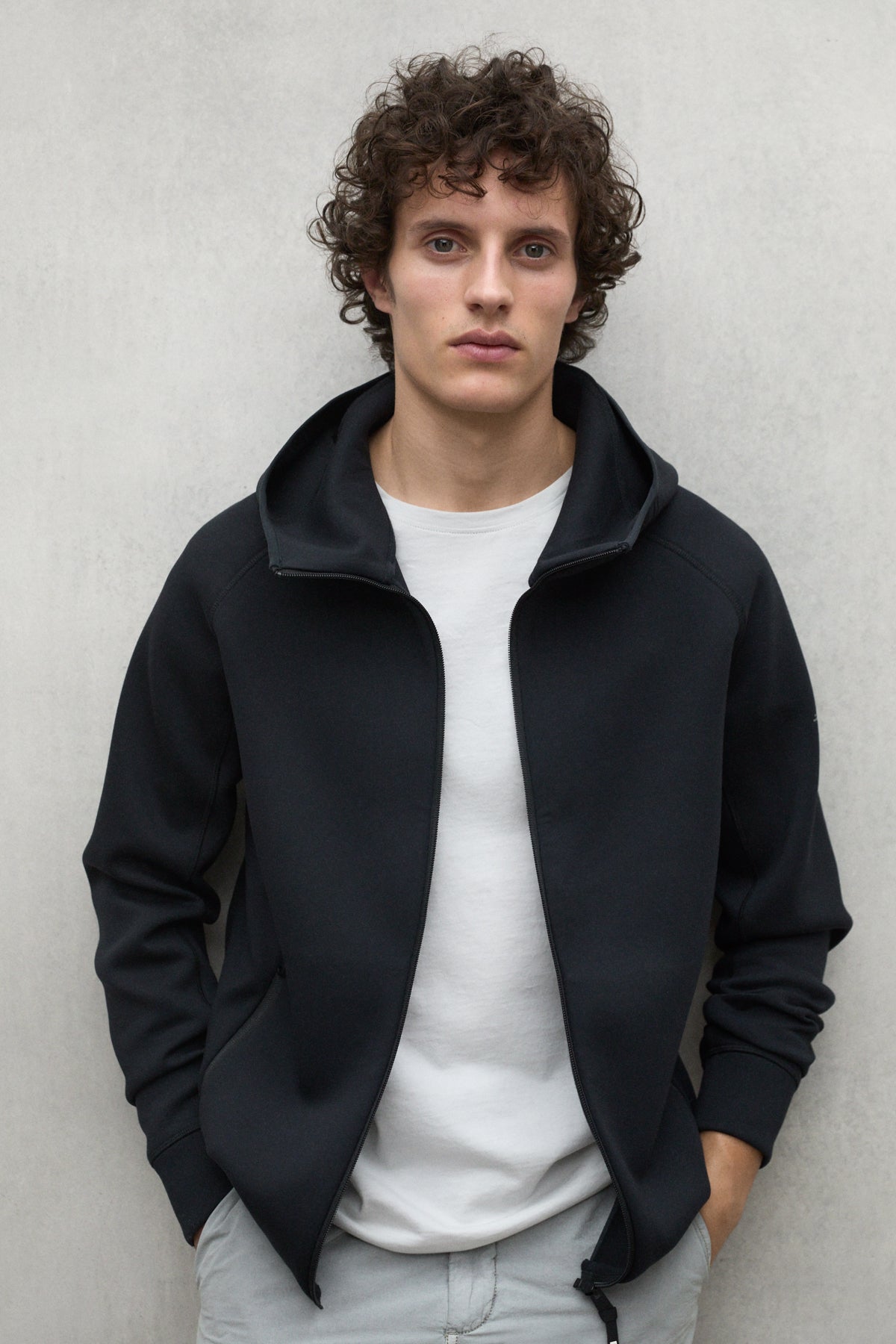 sudadera-dashen-de-ecoalf-para-hombre-negra-lenzing-ecovero-fit-regular-y-bolsil image 3
