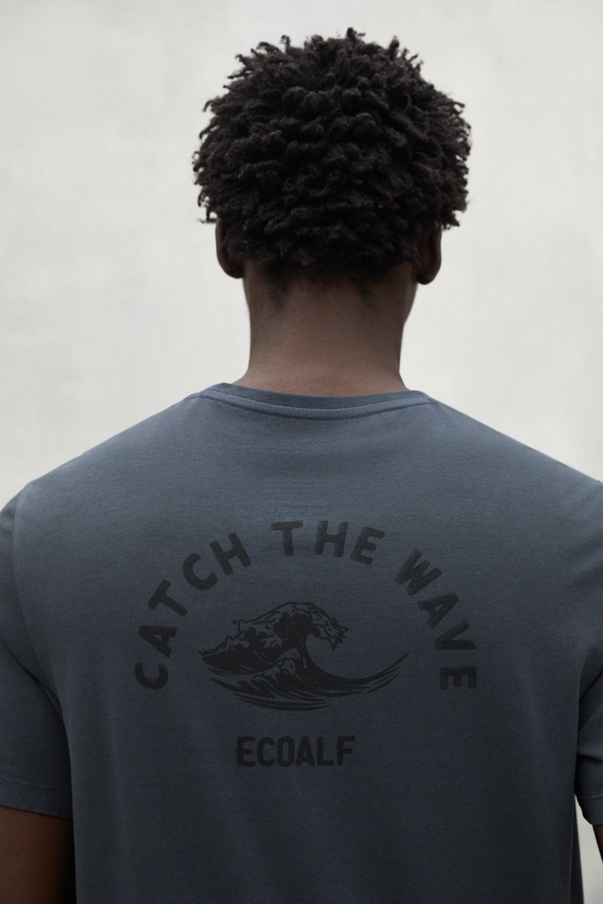camiseta-timbu-ecoalf-gris-oscuro-tencel-lyocell-fit-regular-estampado-catch-the image 2