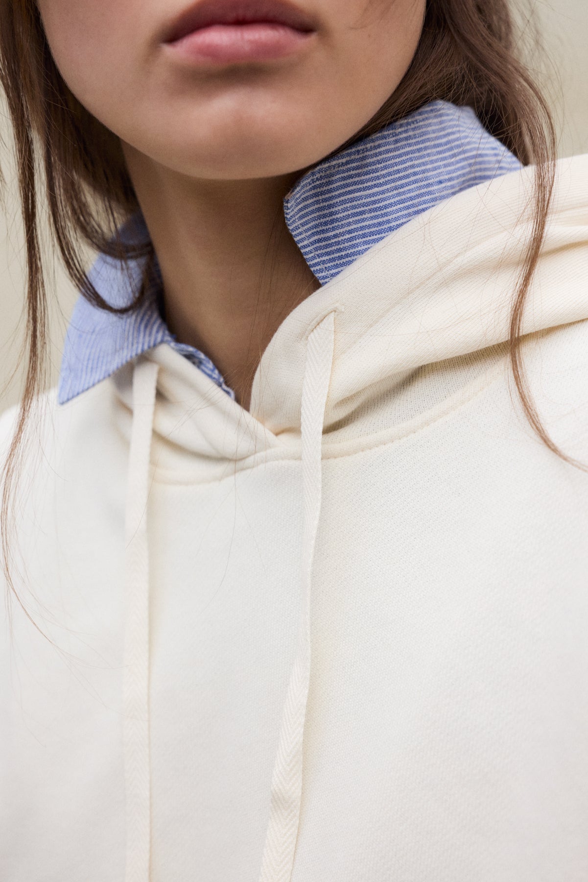 ecoalf-sudadera-bianca-beige-de-mujer-100-algod-n-reciclado-con-capucha image 4