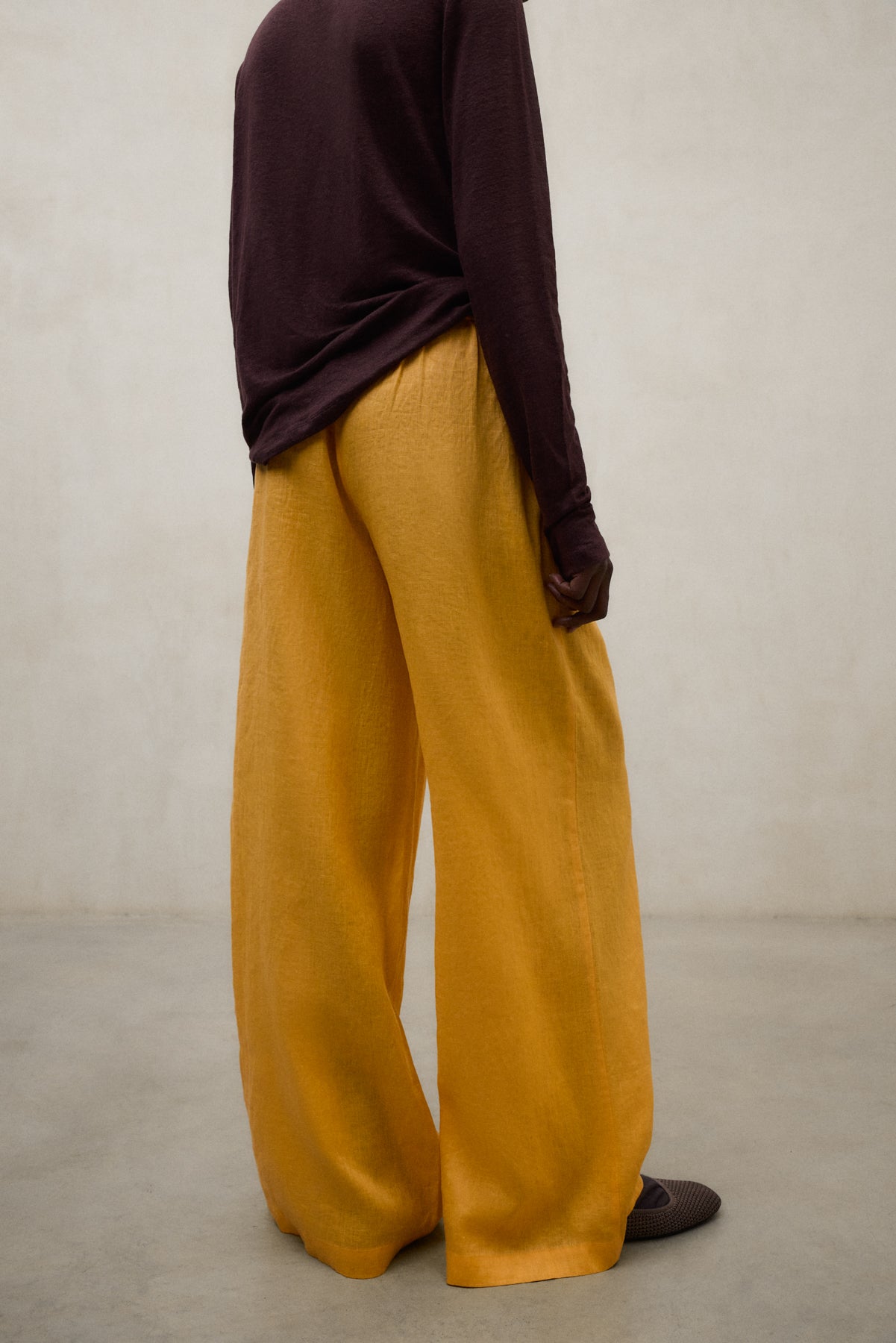pantalones-mossi-naranja-de-ecoalf-para-mujer-lino-80-fit-relajado-pierna-ancha- image 4