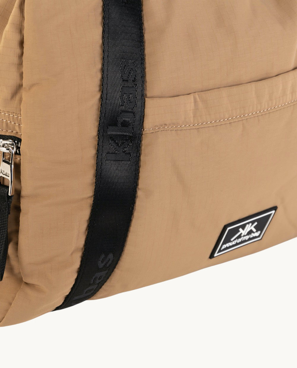 kbas-bolso-bowling-de-nylon-color-camel-42x21x28-cm image 3