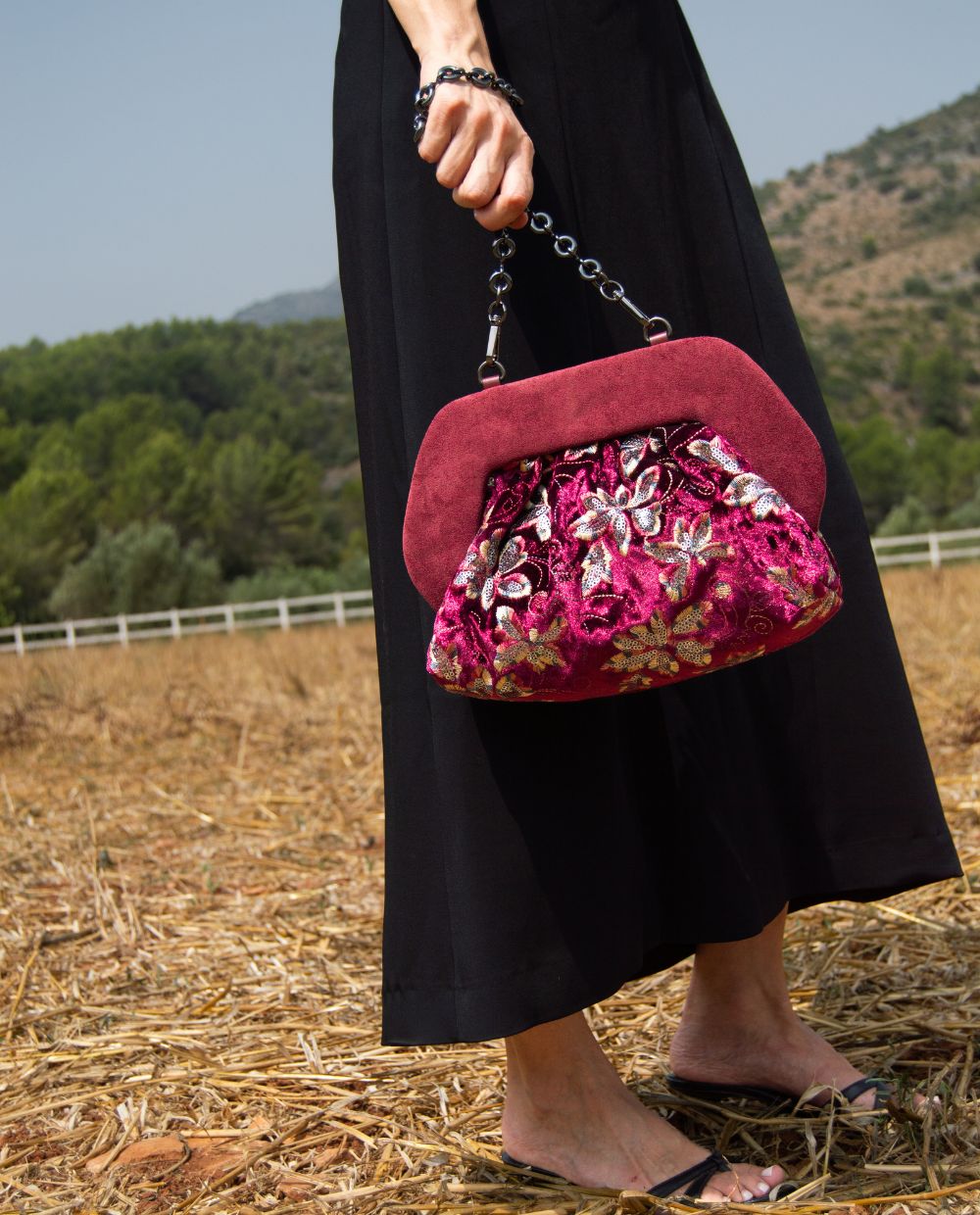 clutch-de-flores-de-textil-coctel-merito-kbas-color-granate image 3