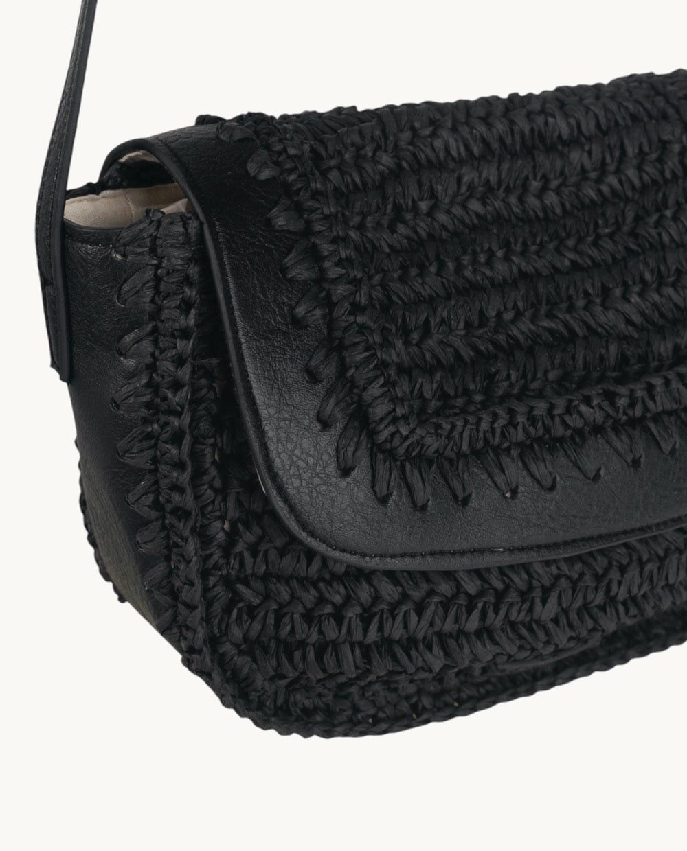bandolera-de-fibra-natural-kbas-con-cremallera-color-negro-rebajas-ss26 image 3