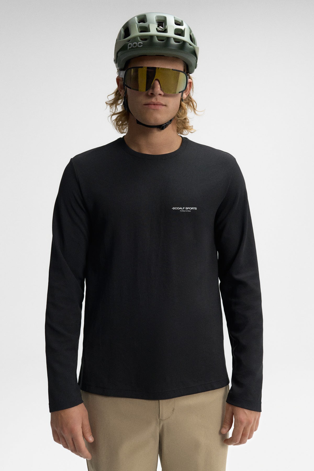 camiseta-ecoalf-val-unisex-negra-de-manga-larga-poliamida-reciclada-transpirable image 4
