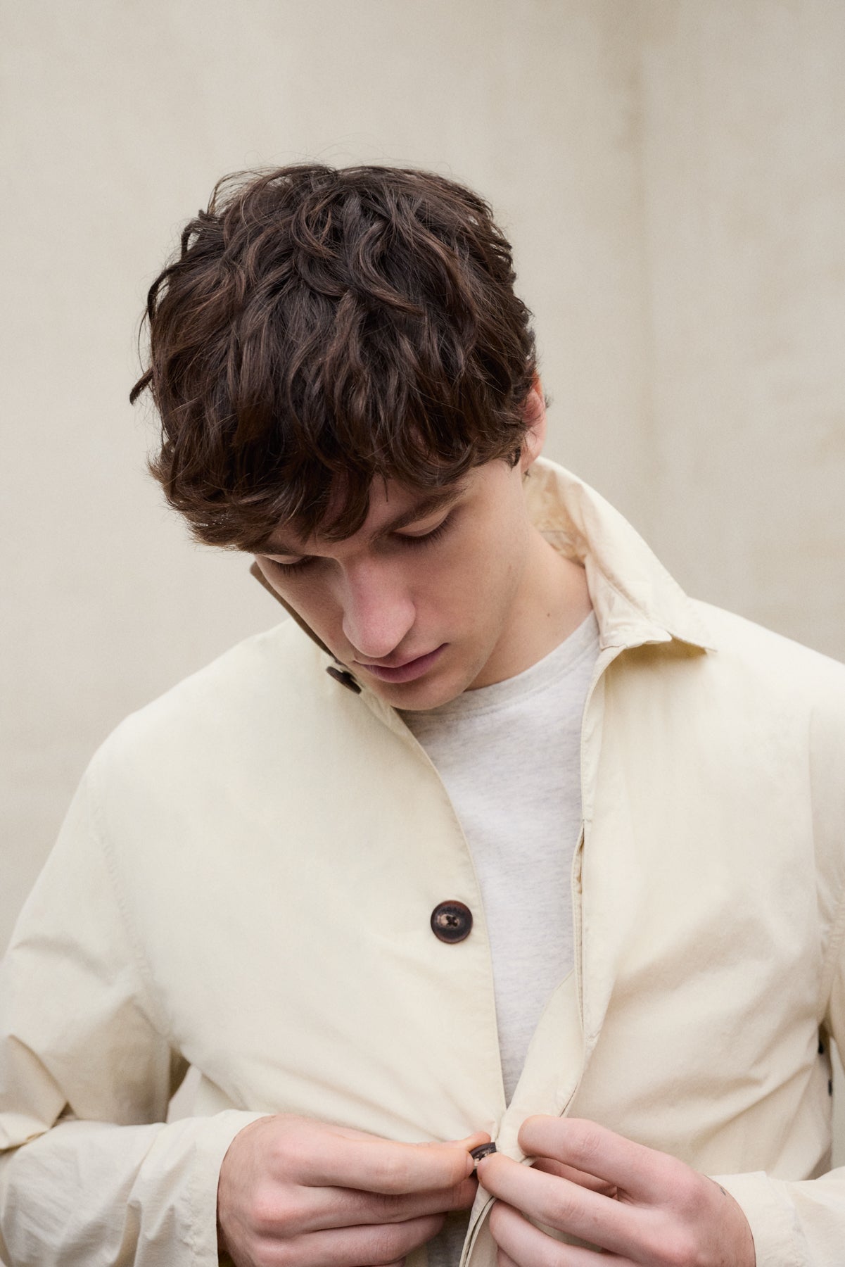 gabardina-ecoalf-vestal-packable-beige-para-hombre-poliamida-reciclada-repelente image 7