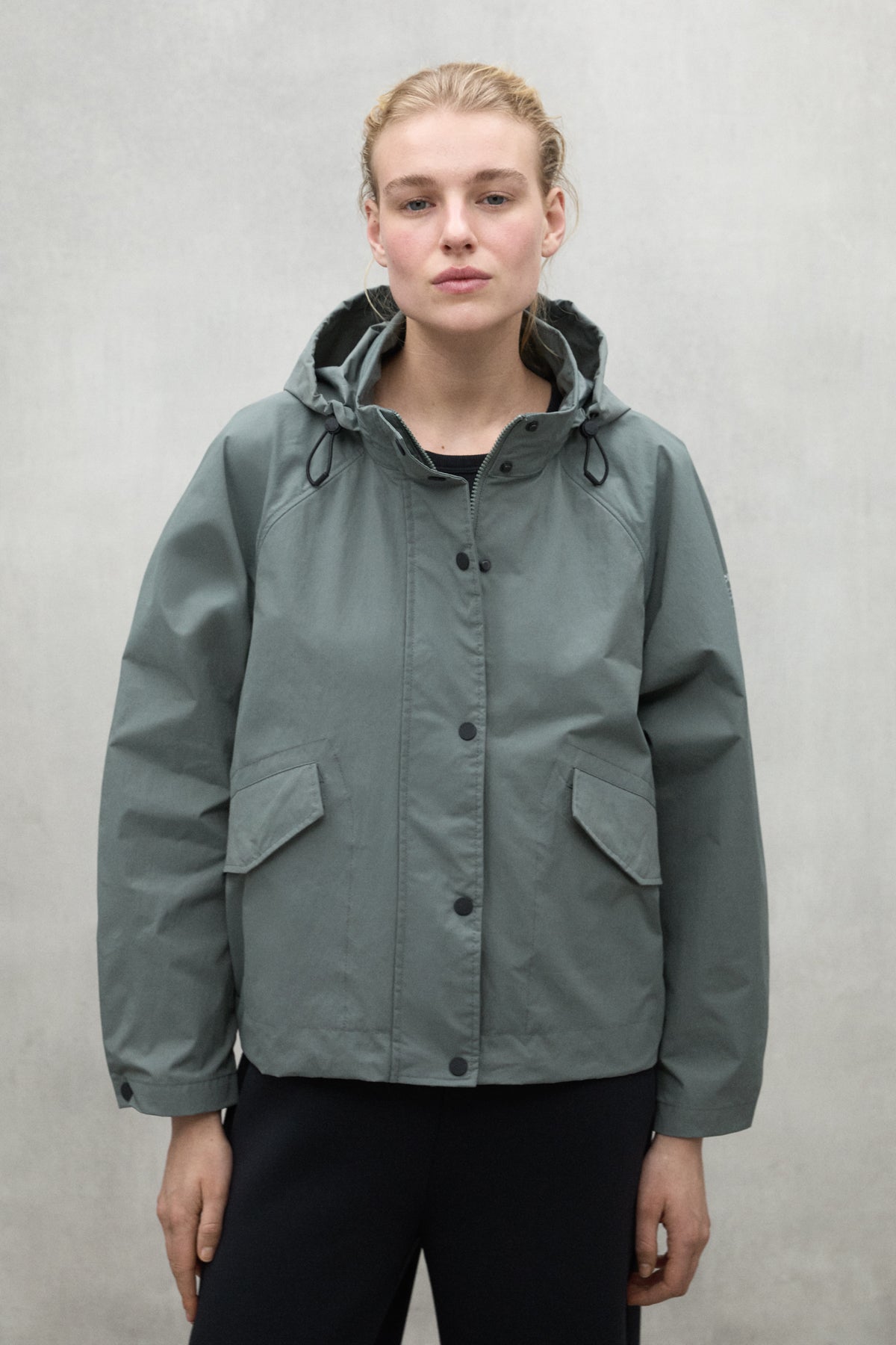 ecoalf-chaqueta-belumut-khaki-poliamida-reciclada image 4