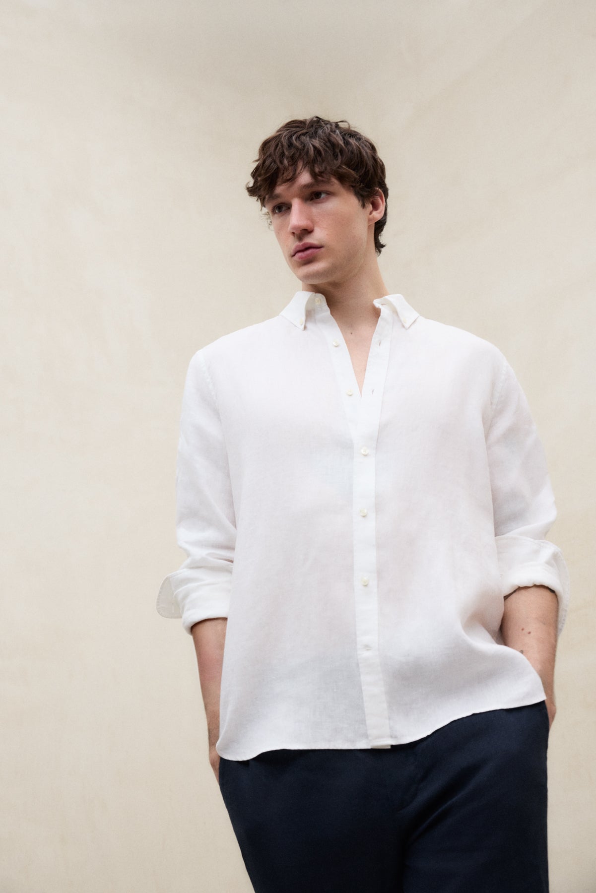 ecoalf-camisa-malibu-blanca-100-lino-fit-regular-manga-larga-te-ido-en-prenda-lo image 3
