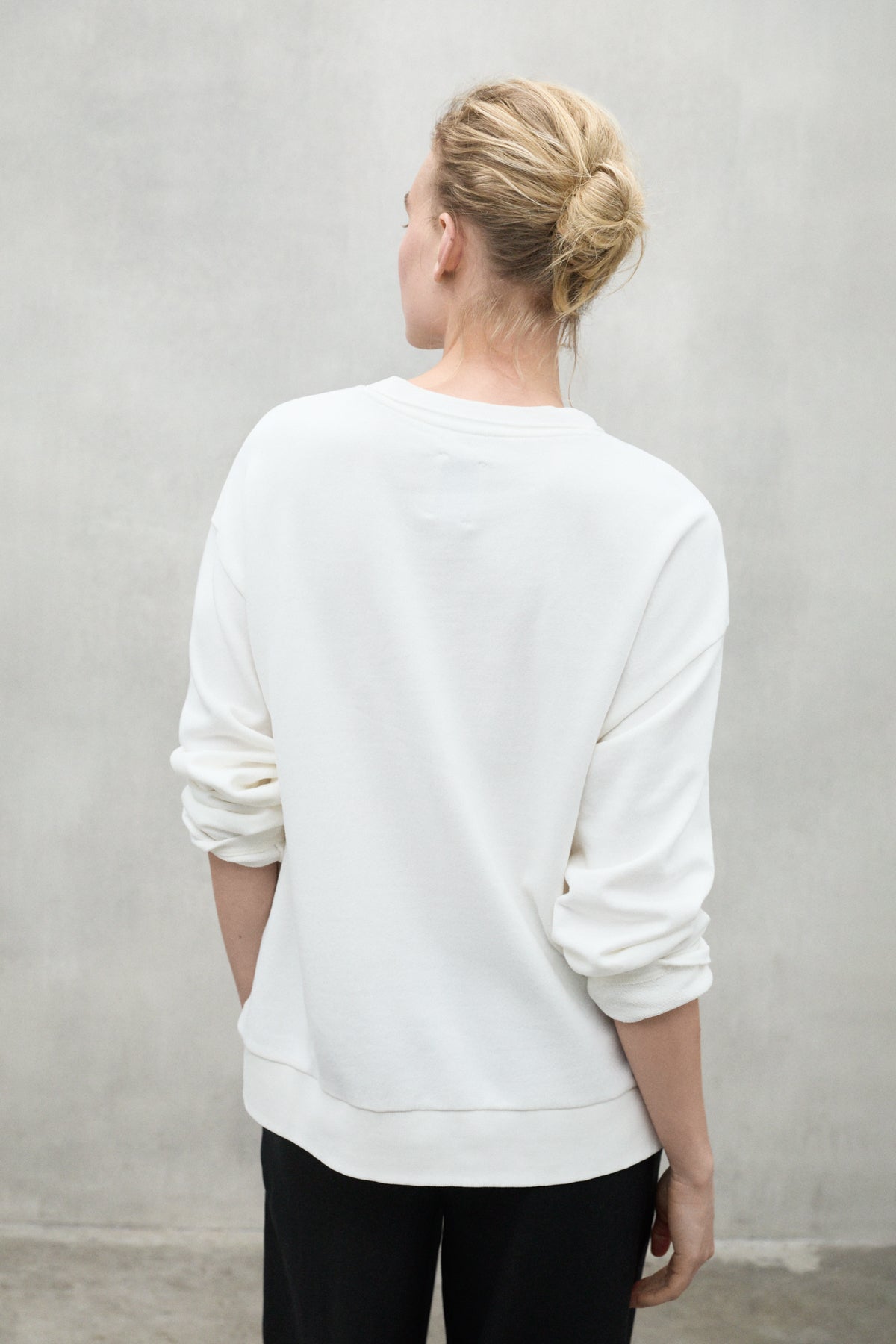 ecoalf-sudadera-ankara-blanca-de-mujer-oversize-50-algod-n-reciclado-vegana image 3