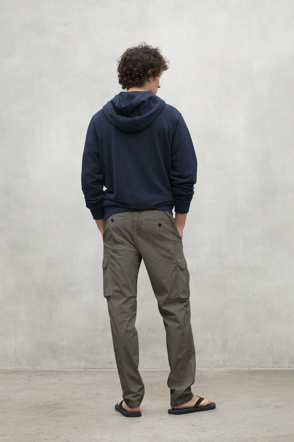 pantalones-ethicargo-khaki-ecoalf-de-34-algod-n-reciclado-fit-regular-y-bolsillo image 3